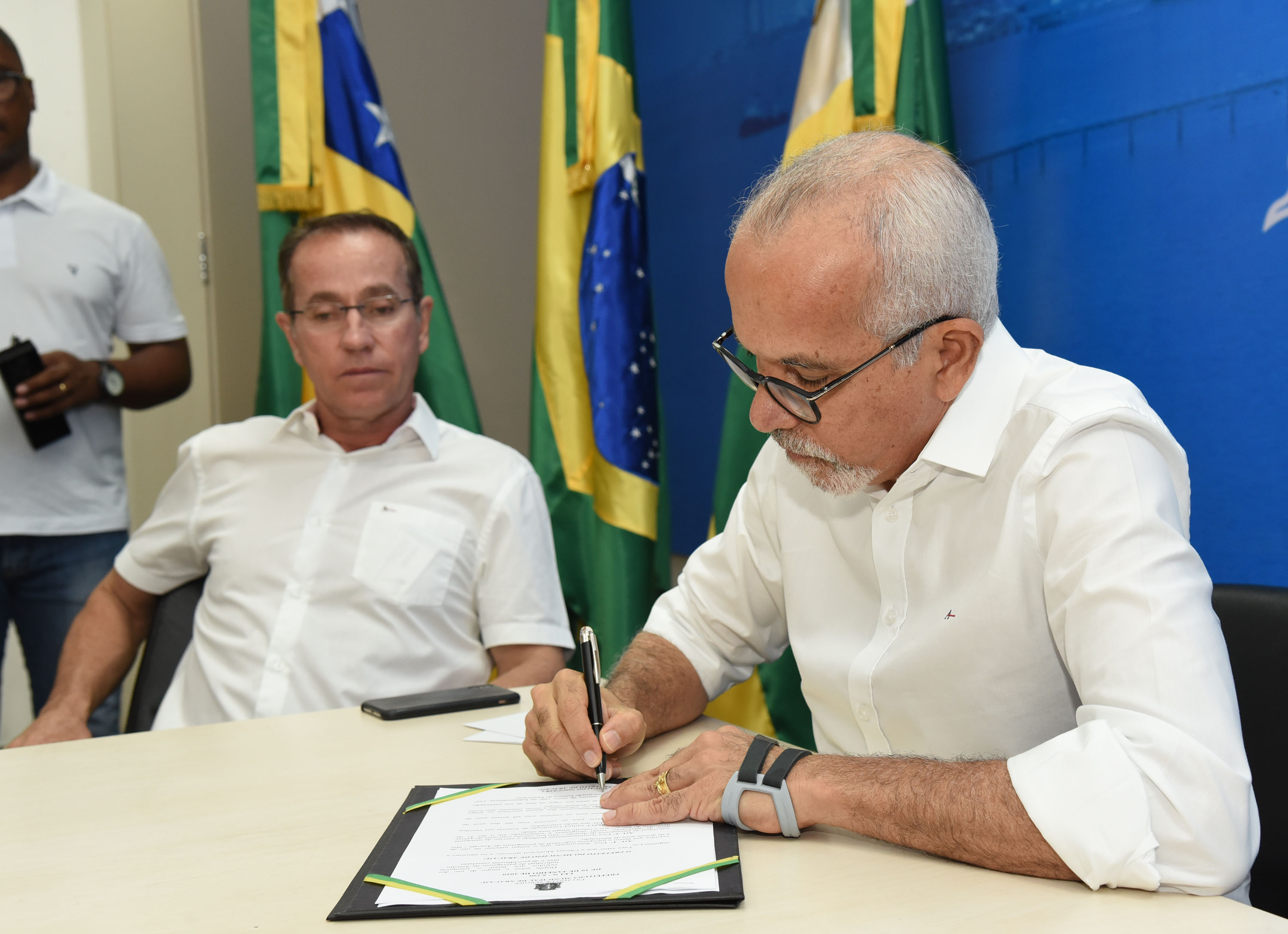 Prefeito sanciona lei para aumento do tempo de uso dos veículos pelos taxistas de Aracaju - SMTT Aracaju